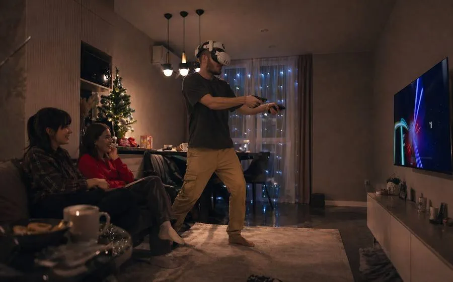 Друзья играют в VR в гостиной