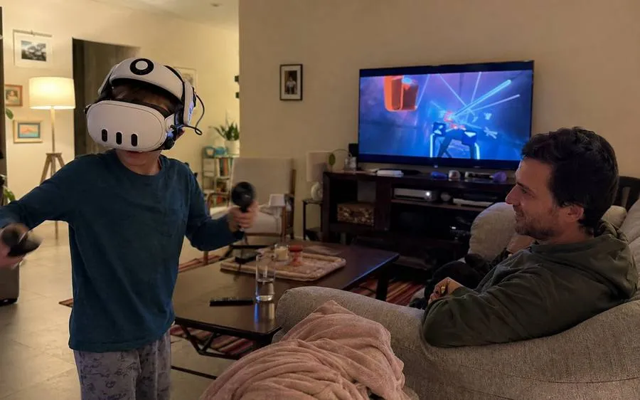 Семья играет в VR вместе