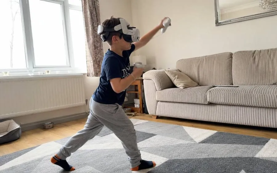 Ребёнок играет в VR на каникулах